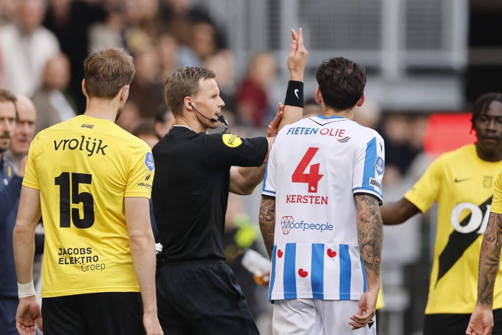 Referee Sander van der Eijk awards a penalty. IMAGO