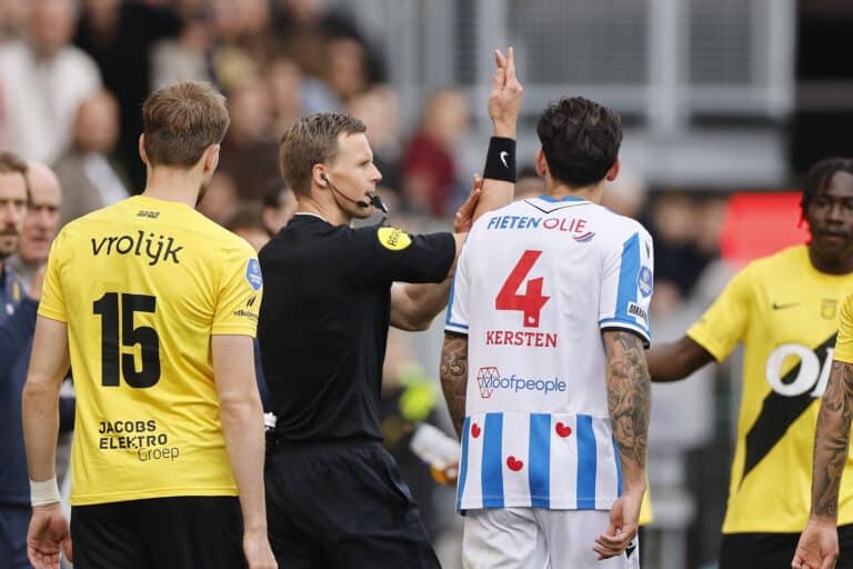 Referee Sander van der Eijk awards a penalty. IMAGO